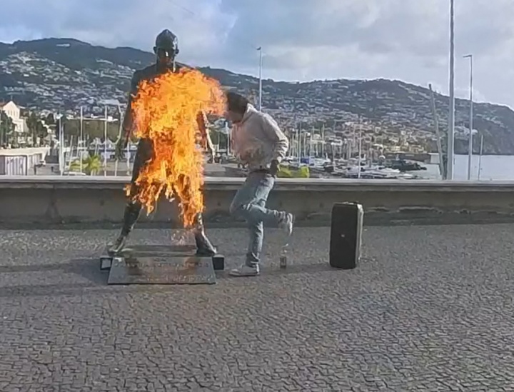 BOB半岛官网-记录报：焚烧C罗雕像的男子被警方抓获，并送往精神病院