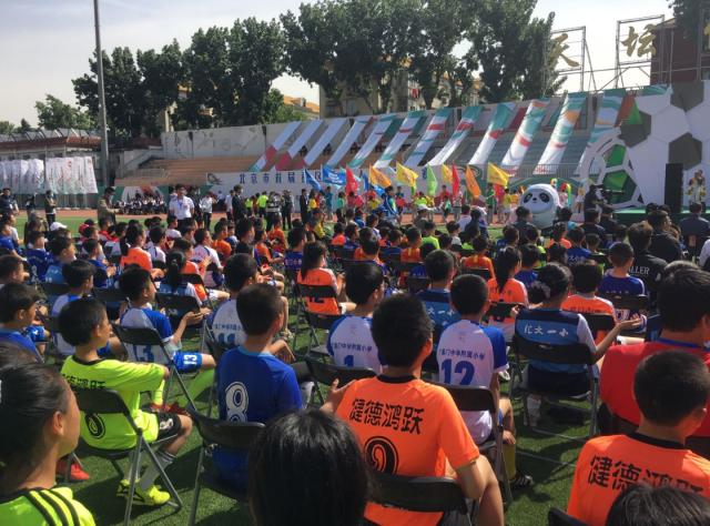 足球让城市精彩!北京首届社区杯八人制足球赛开幕